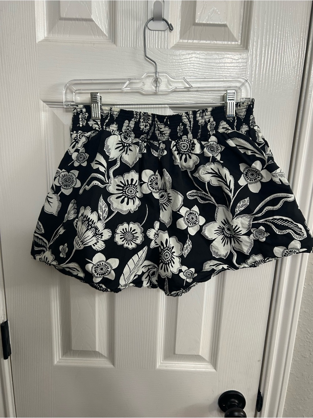 Maeve by Anthropologie Escape Floral Shorts Black White Pull On Size 8 - Picture 7 of 7